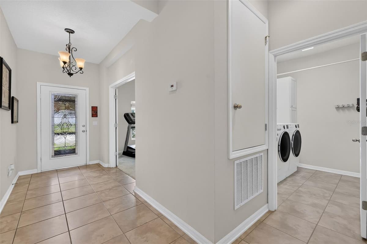 3115 ZANDER DRIVE — photo 6 of 41