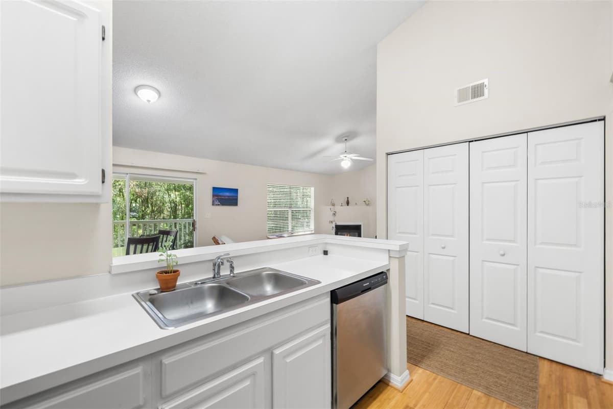 10000 52ND AVENUE — photo 11 of 27