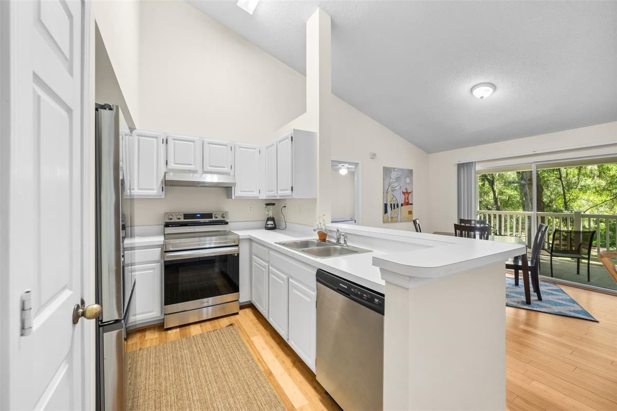 10000 52ND AVENUE — photo 9 of 27