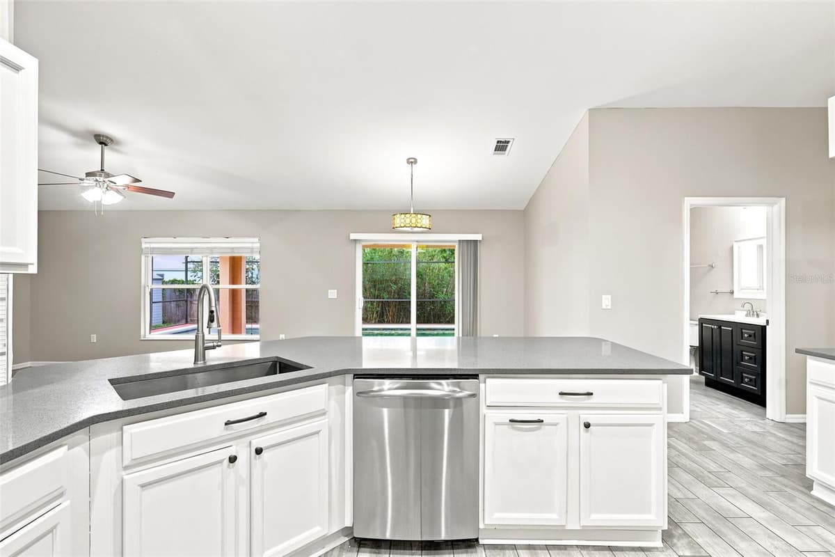 521 TACOMA AVENUE — photo 11 of 57