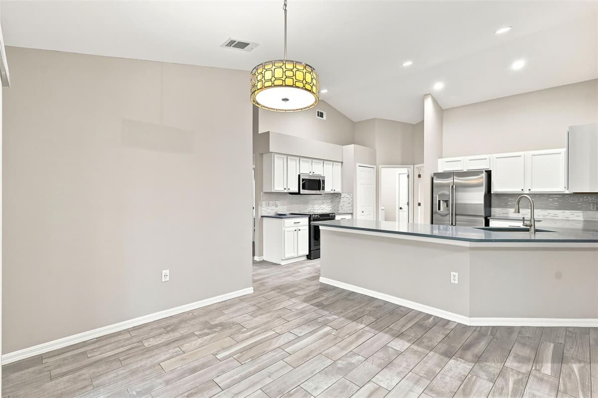 521 TACOMA AVENUE — photo 14 of 57