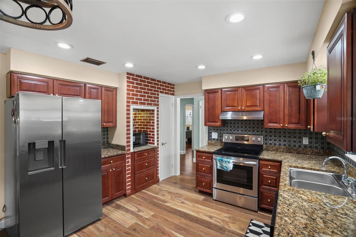 1564 SANTA MONICA DRIVE — photo 4 of 34