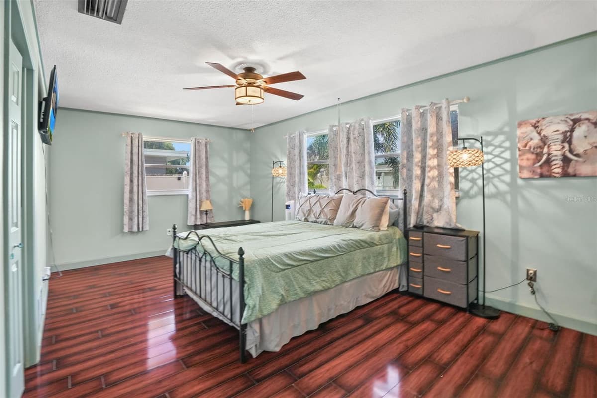 1564 SANTA MONICA DRIVE — photo 11 of 34