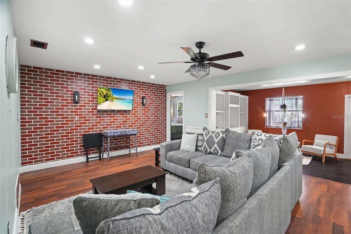 1564 SANTA MONICA DRIVE — photo 3 of 34