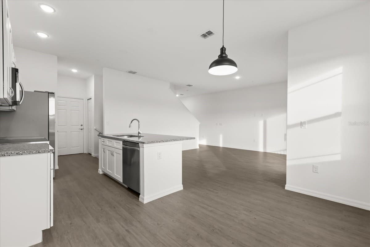 915 LAKEFRONT VILLAGE DRIVE — photo 8 of 30