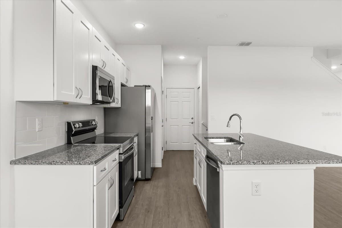 915 LAKEFRONT VILLAGE DRIVE — photo 7 of 30