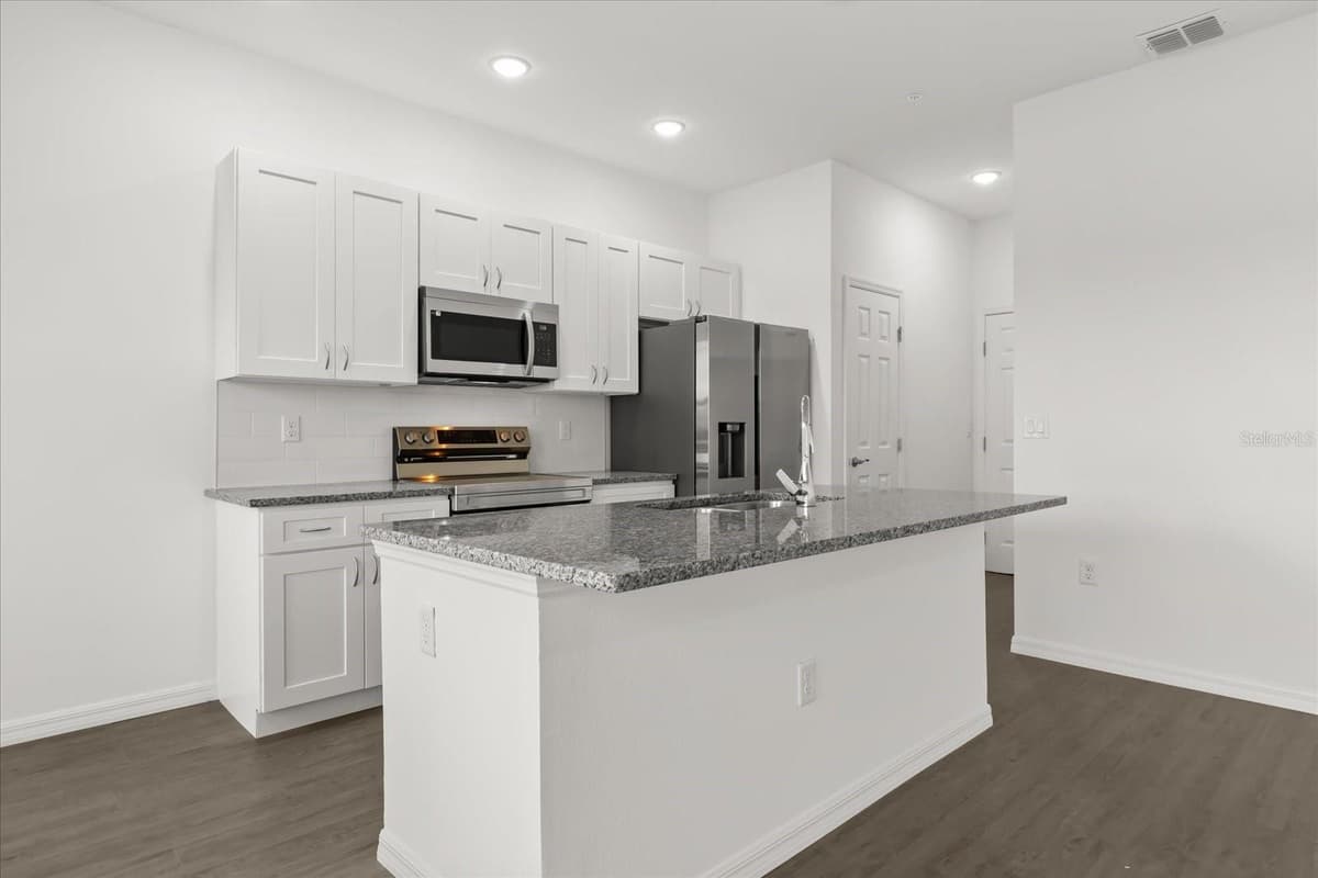 915 LAKEFRONT VILLAGE DRIVE — photo 6 of 30