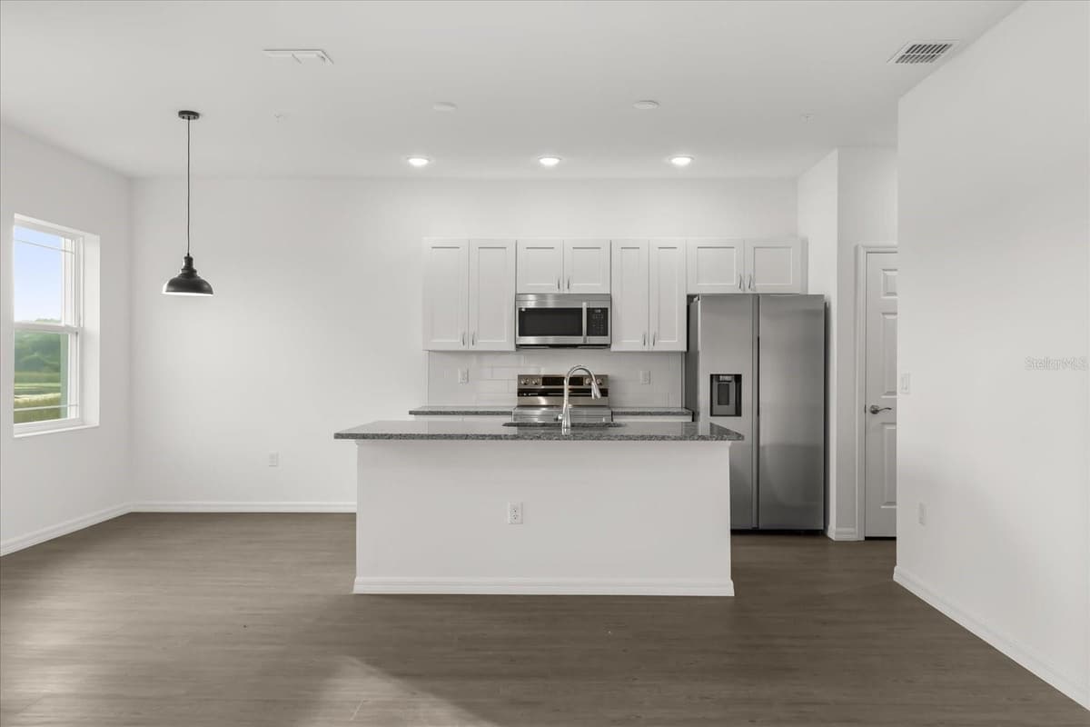 915 LAKEFRONT VILLAGE DRIVE — photo 4 of 30