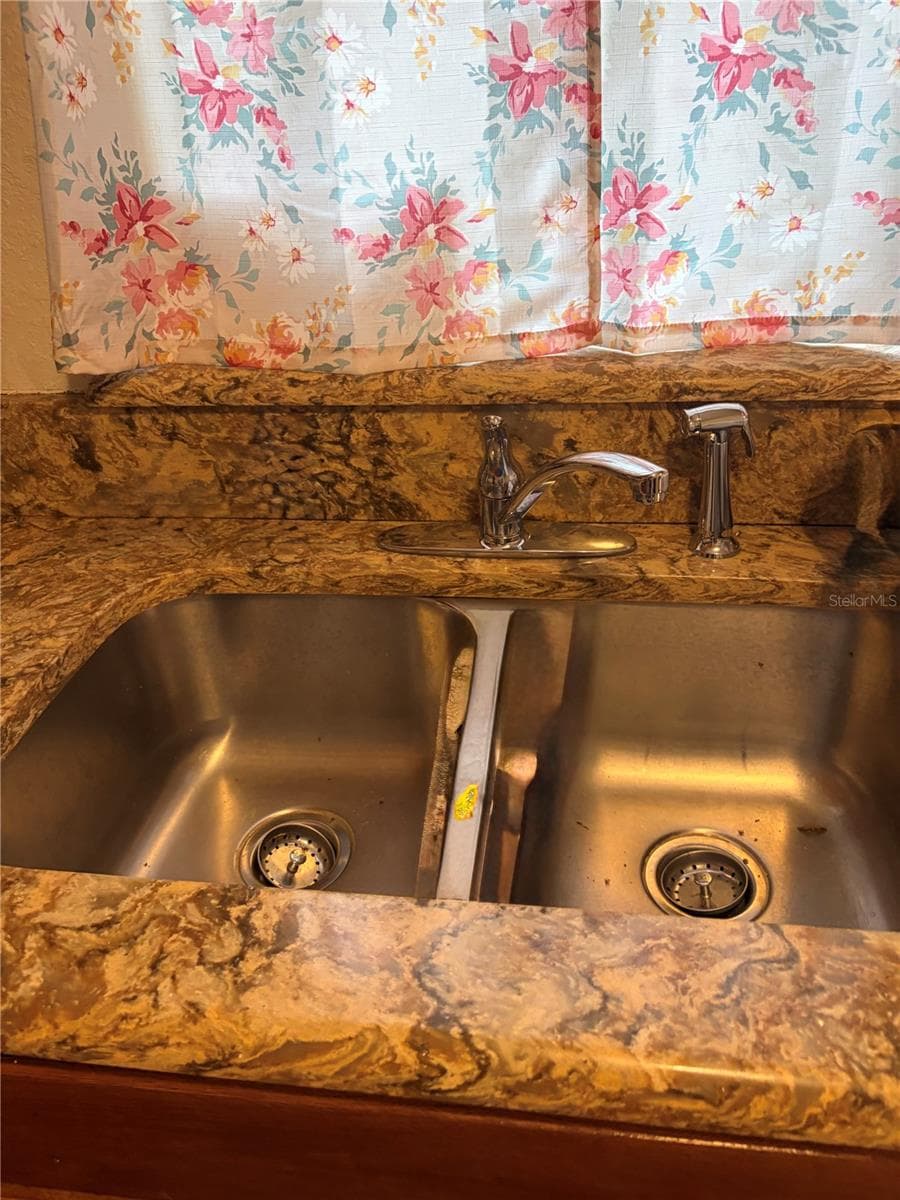 915 WINCHESTER STREET — photo 6 of 23