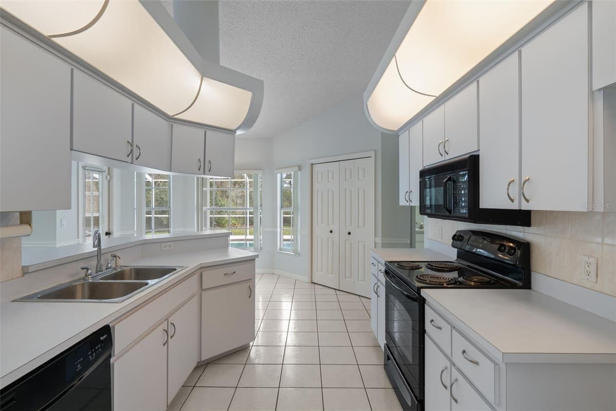 7401 BLACKBIRD AVENUE — photo 21 of 54