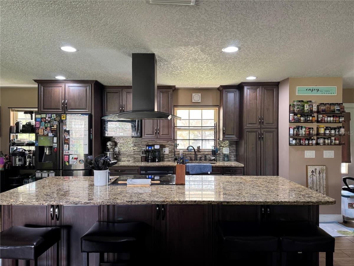 513 OAKCREST STREET — photo 2 of 20