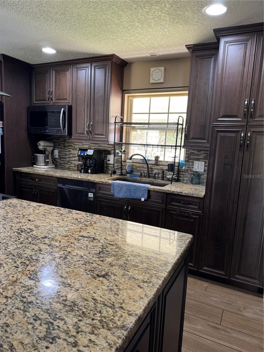 513 OAKCREST STREET — photo 4 of 20