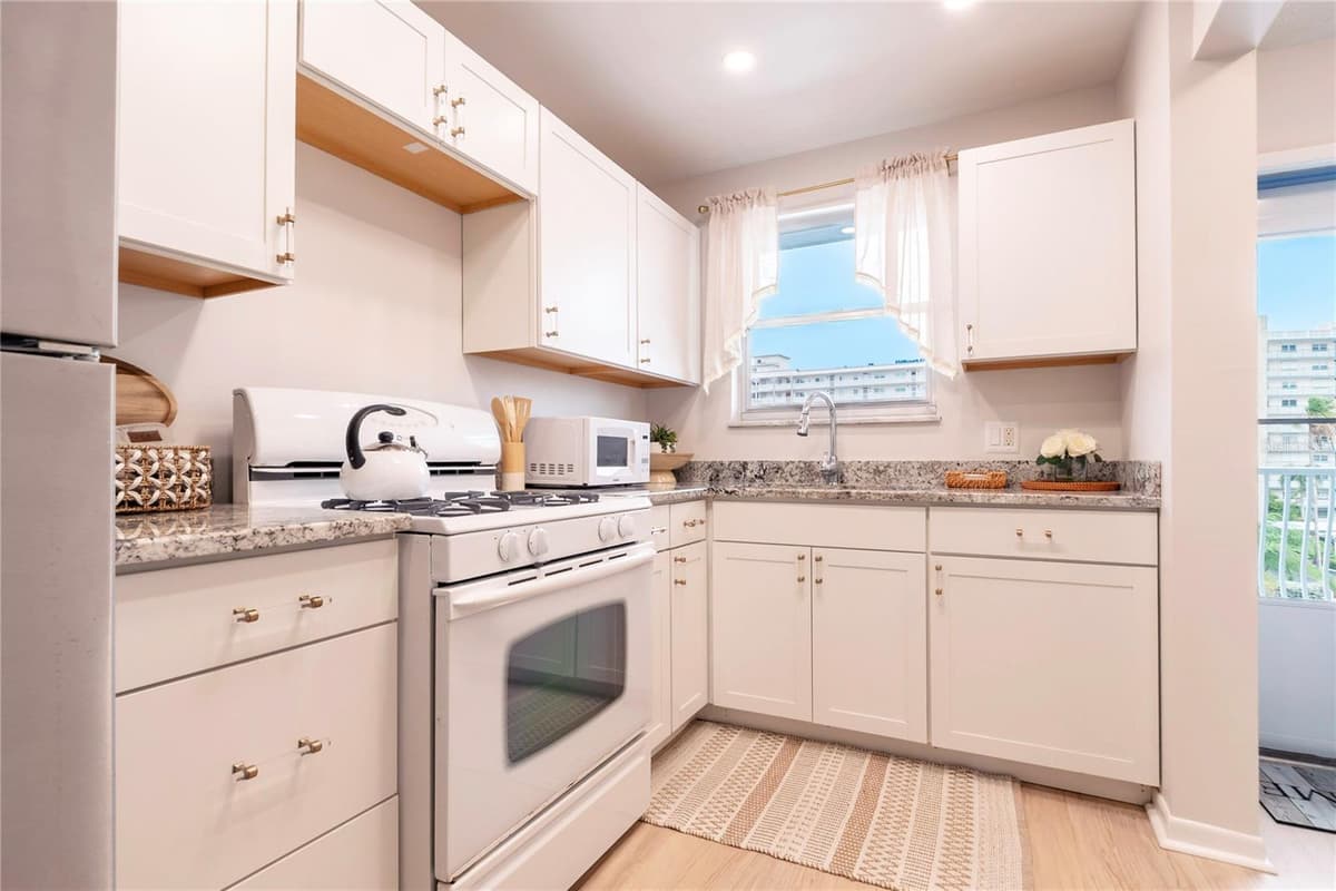 5925 SHORE BOULEVARD — photo 17 of 65