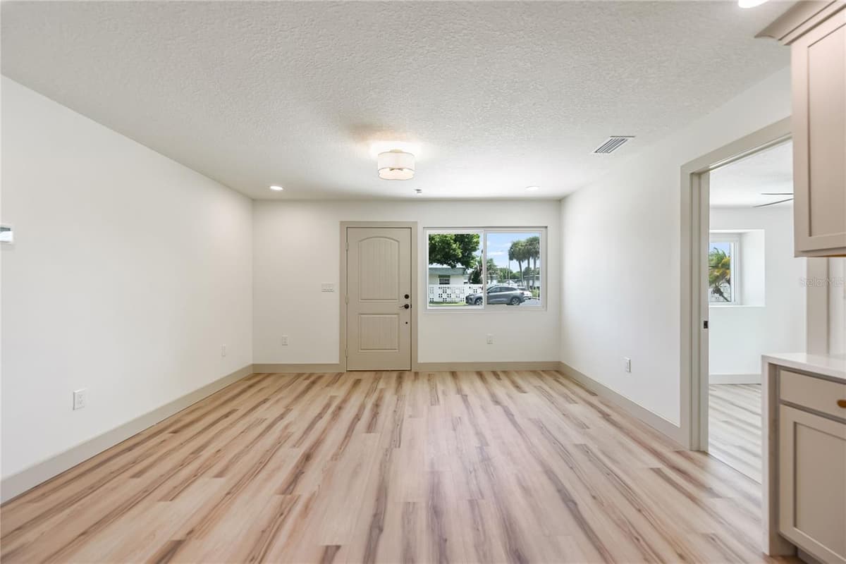 7851 40 AVE — photo 6 of 38