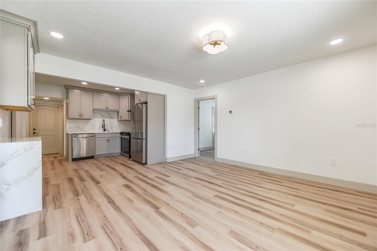 7851 40 AVE — photo 5 of 38