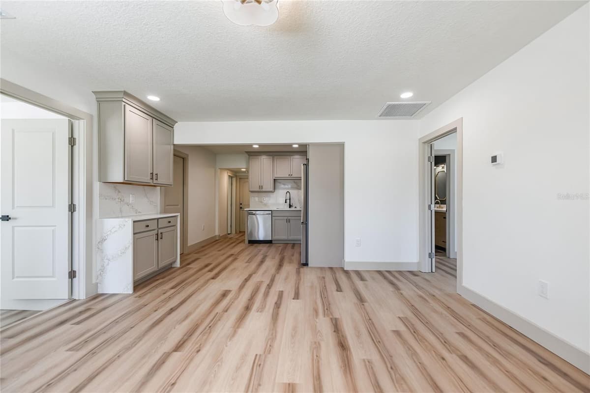 7851 40 AVE — photo 4 of 38