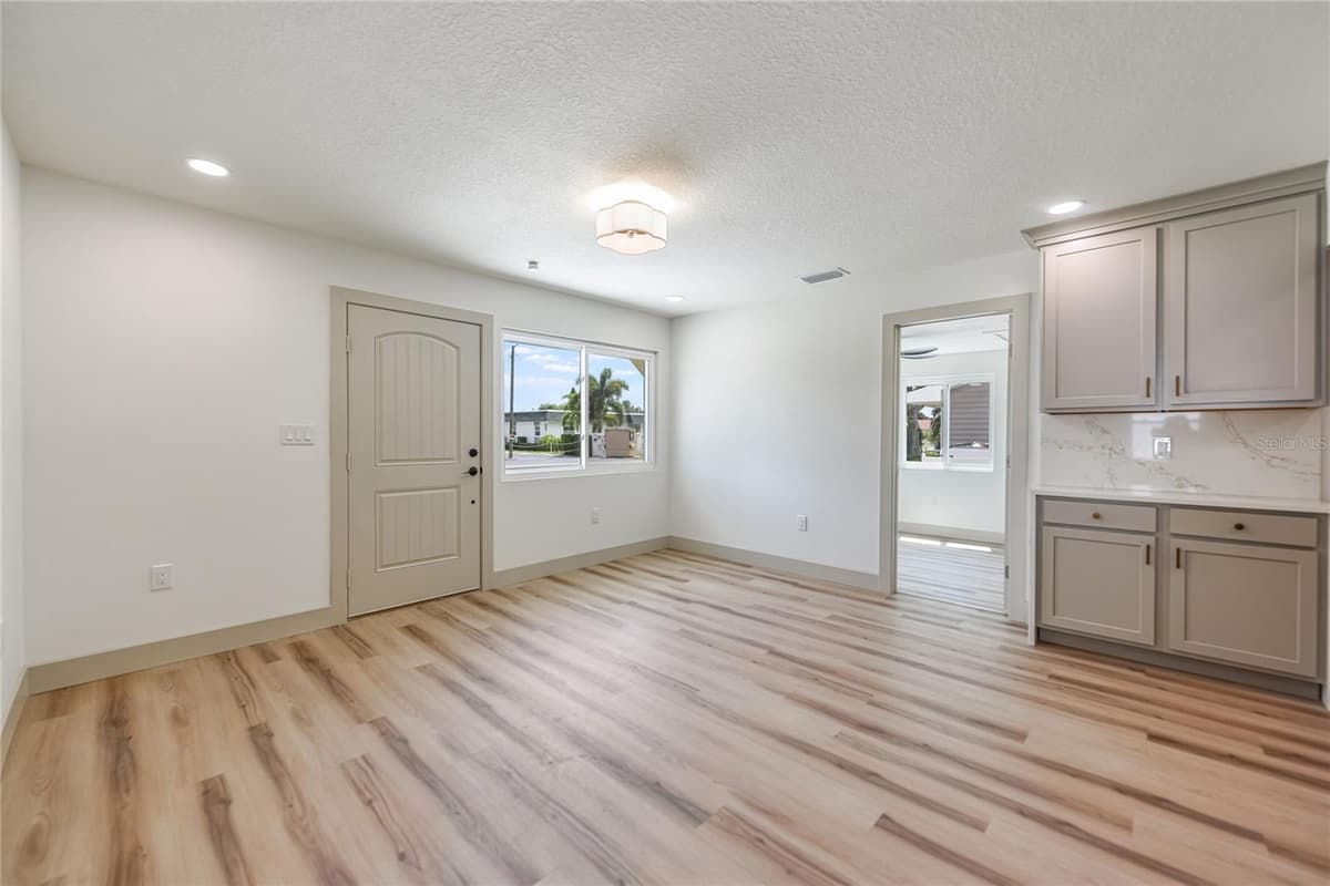 7851 40 AVE — photo 7 of 38