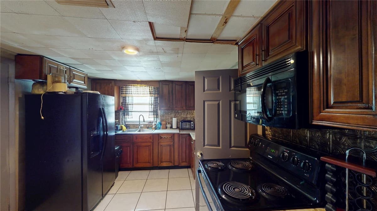 5651 6TH STREET — photo 11 of 24
