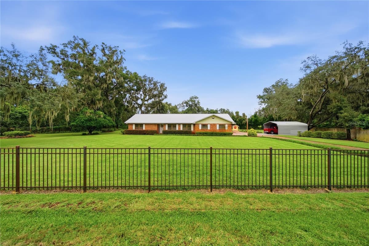 3704 THONOTOSASSA ROAD — photo 4 of 52