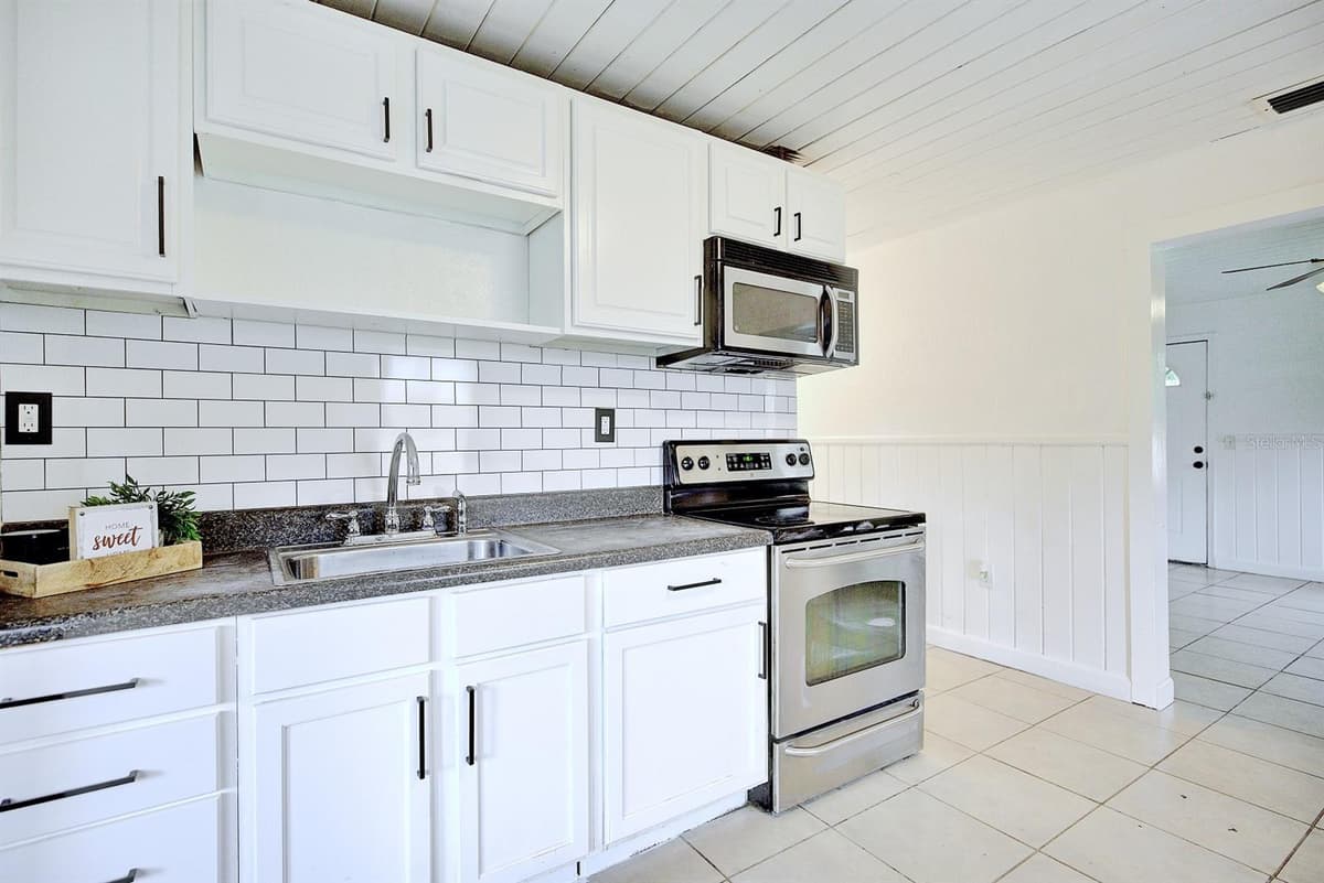 131 WIGGINS AVENUE — photo 4 of 30