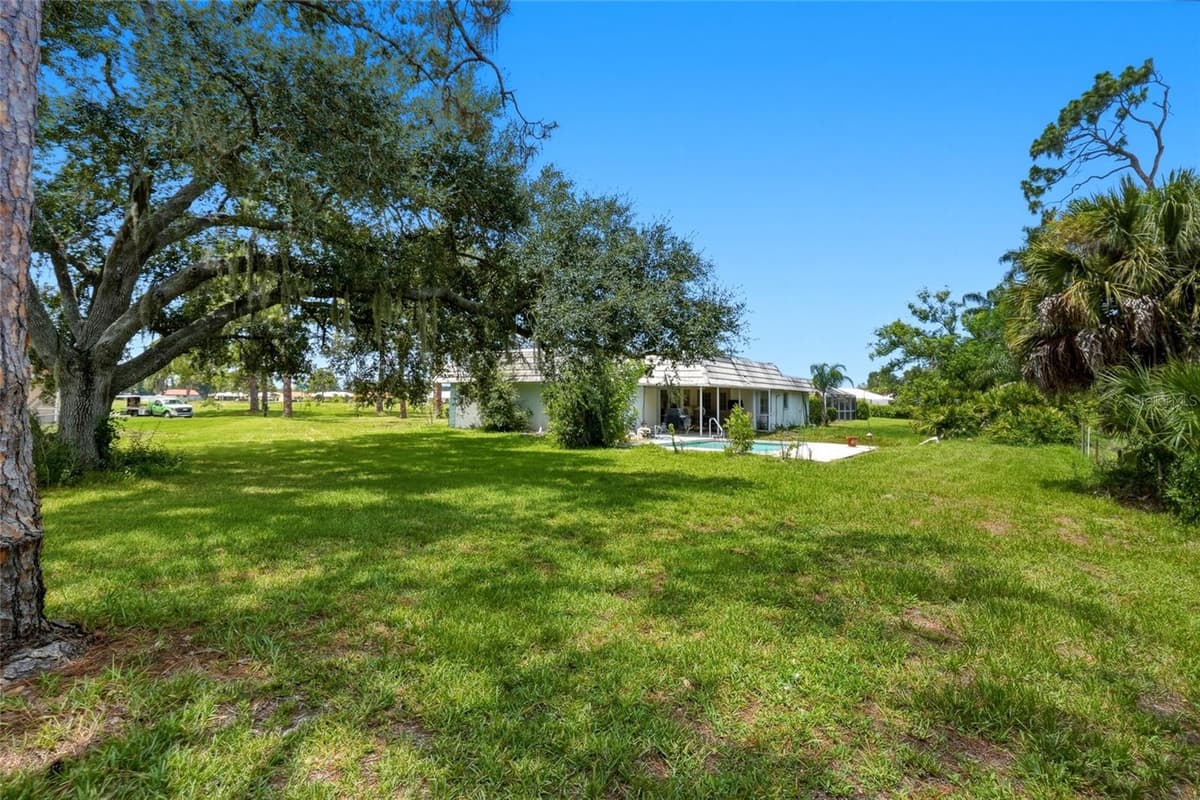 427 RUBENS DRIVE — photo 7 of 36