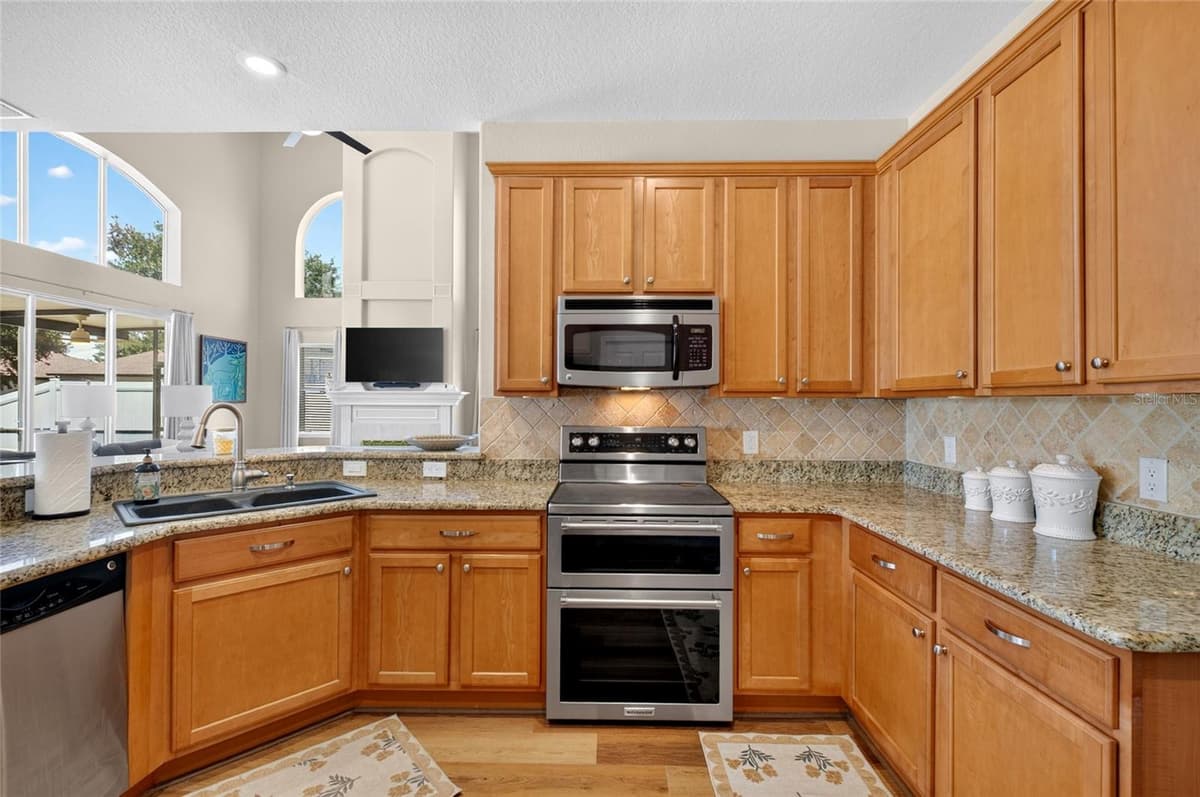 353 LAKE AMBERLEIGH DRIVE — photo 15 of 46