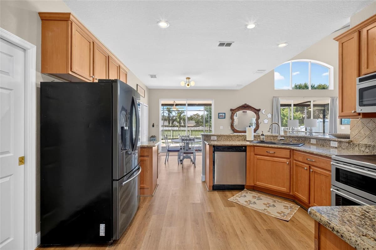 353 LAKE AMBERLEIGH DRIVE — photo 16 of 46