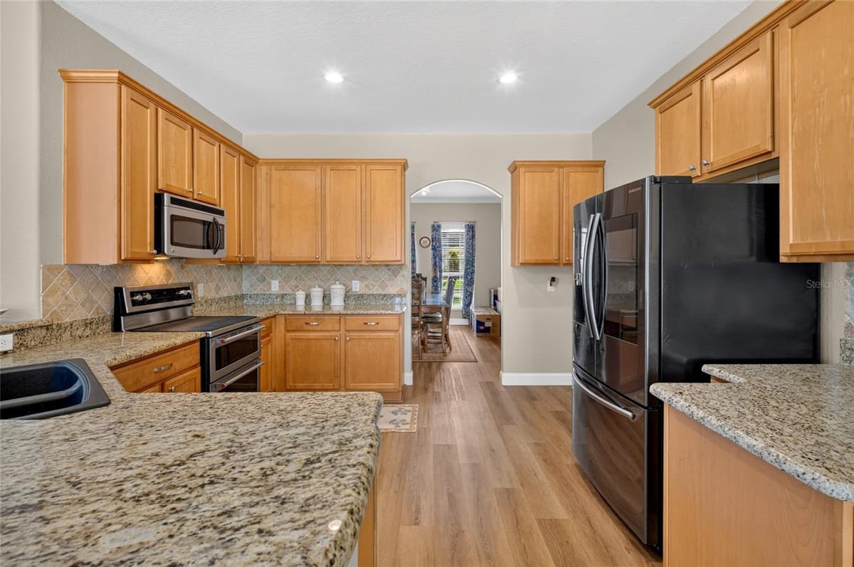 353 LAKE AMBERLEIGH DRIVE — photo 13 of 46
