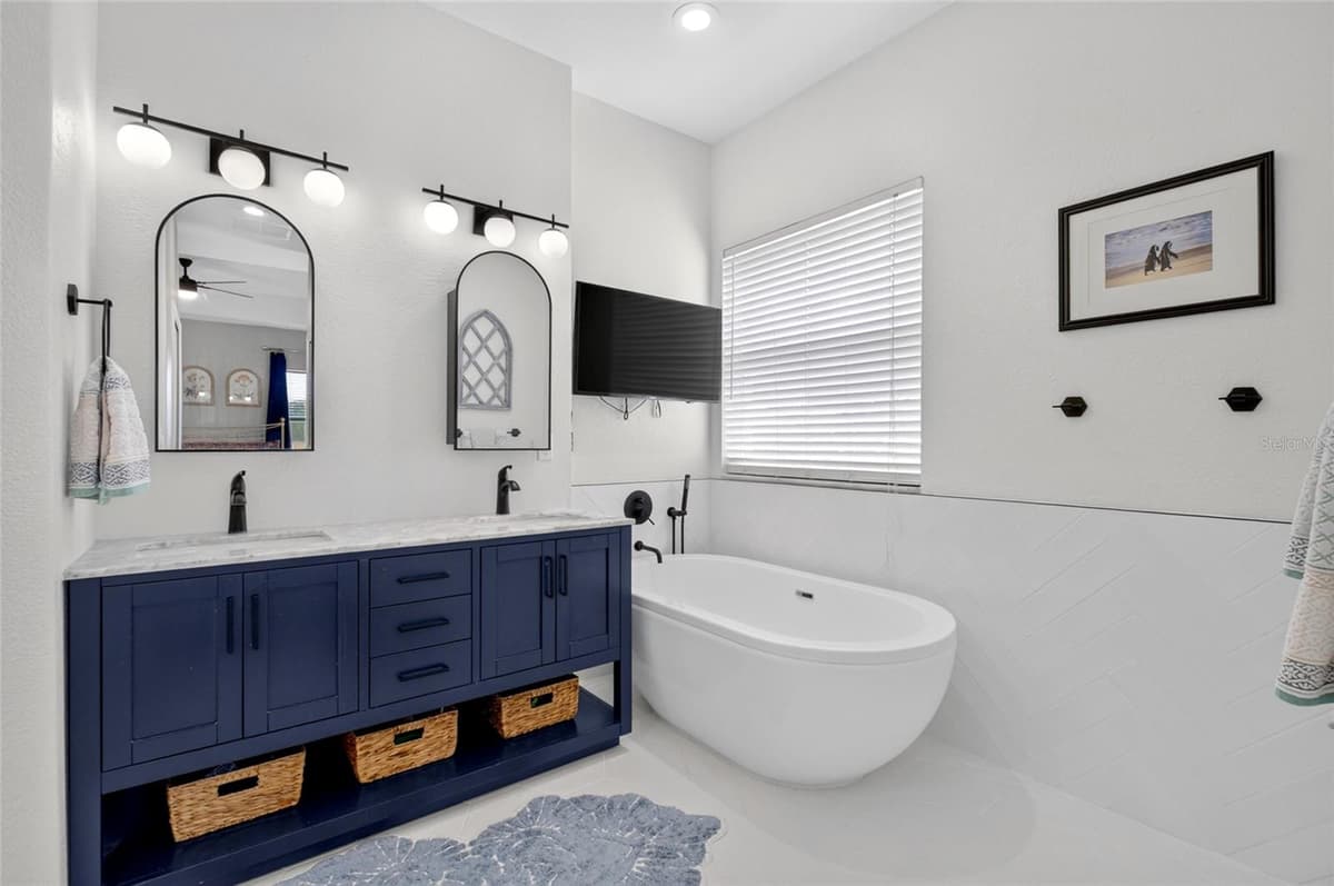 353 LAKE AMBERLEIGH DRIVE — photo 5 of 46