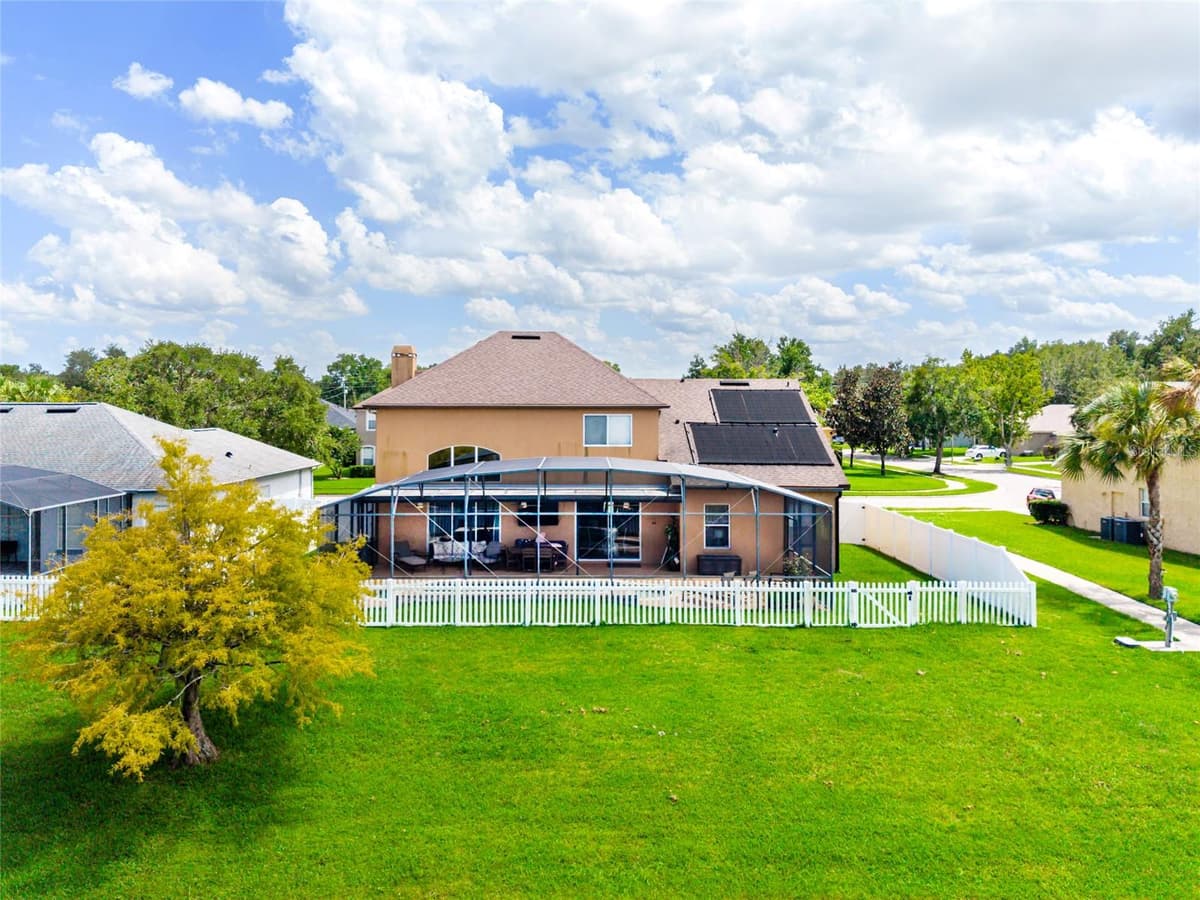 353 LAKE AMBERLEIGH DRIVE — photo 35 of 46