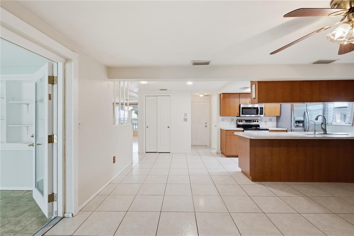 6345 PATELLA AVENUE — photo 11 of 44