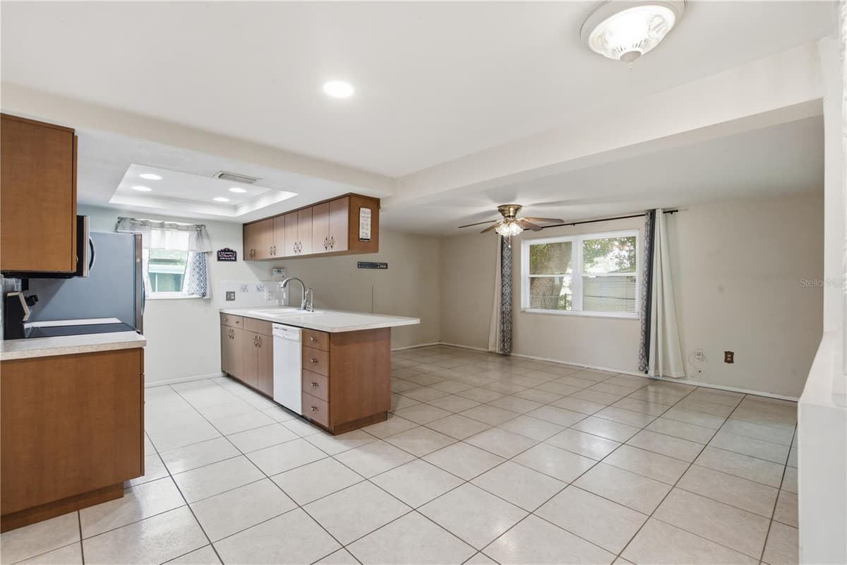 6345 PATELLA AVENUE — photo 10 of 44