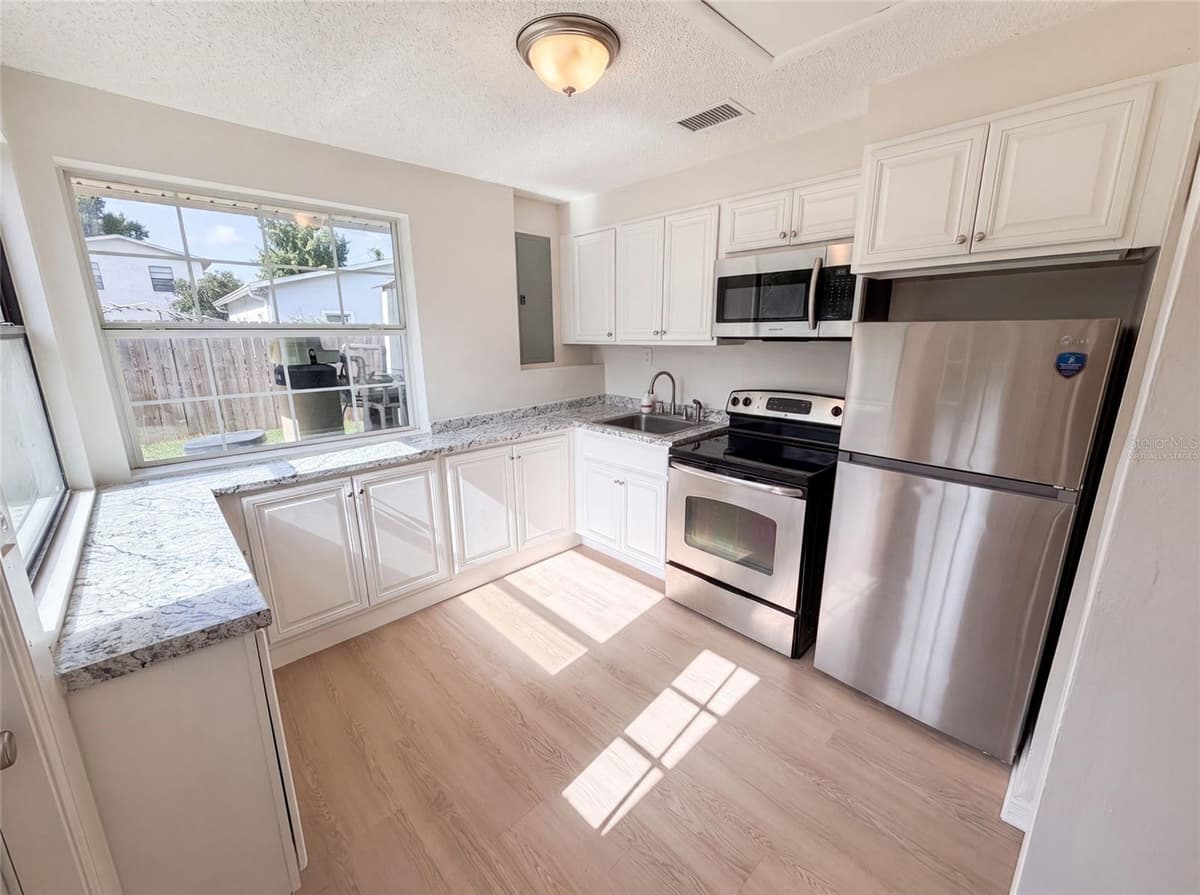 3665 MIAMI AVENUE — photo 2 of 24