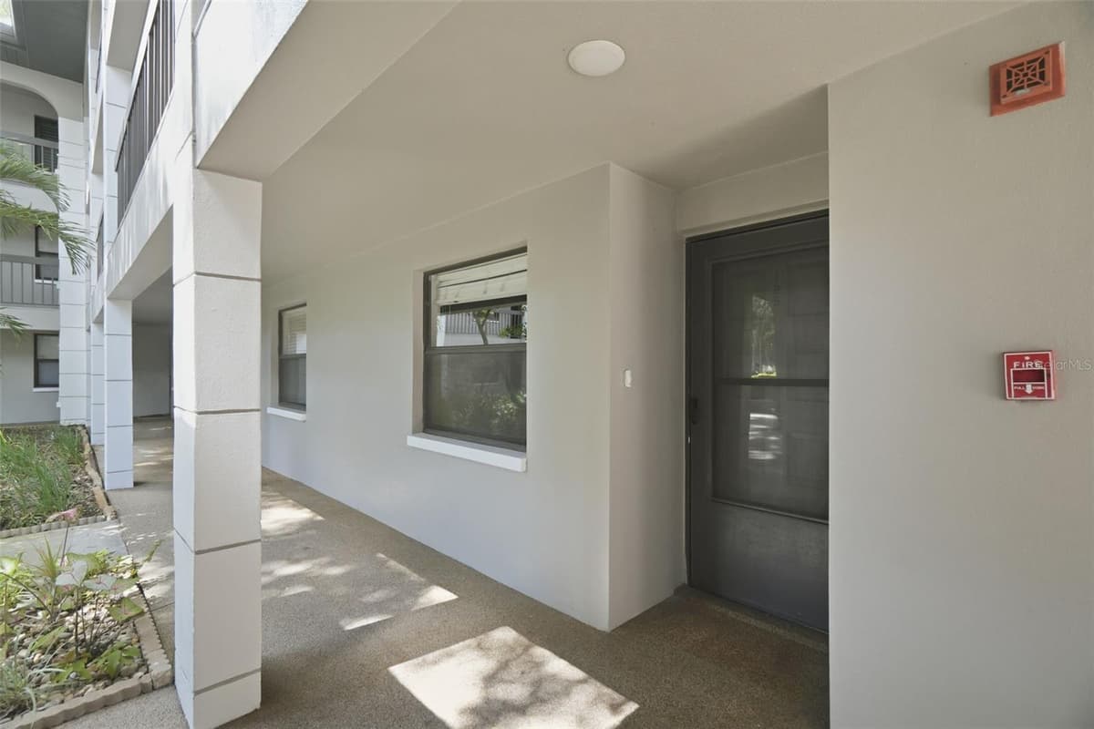 3399 MERMOOR DRIVE — photo 3 of 33