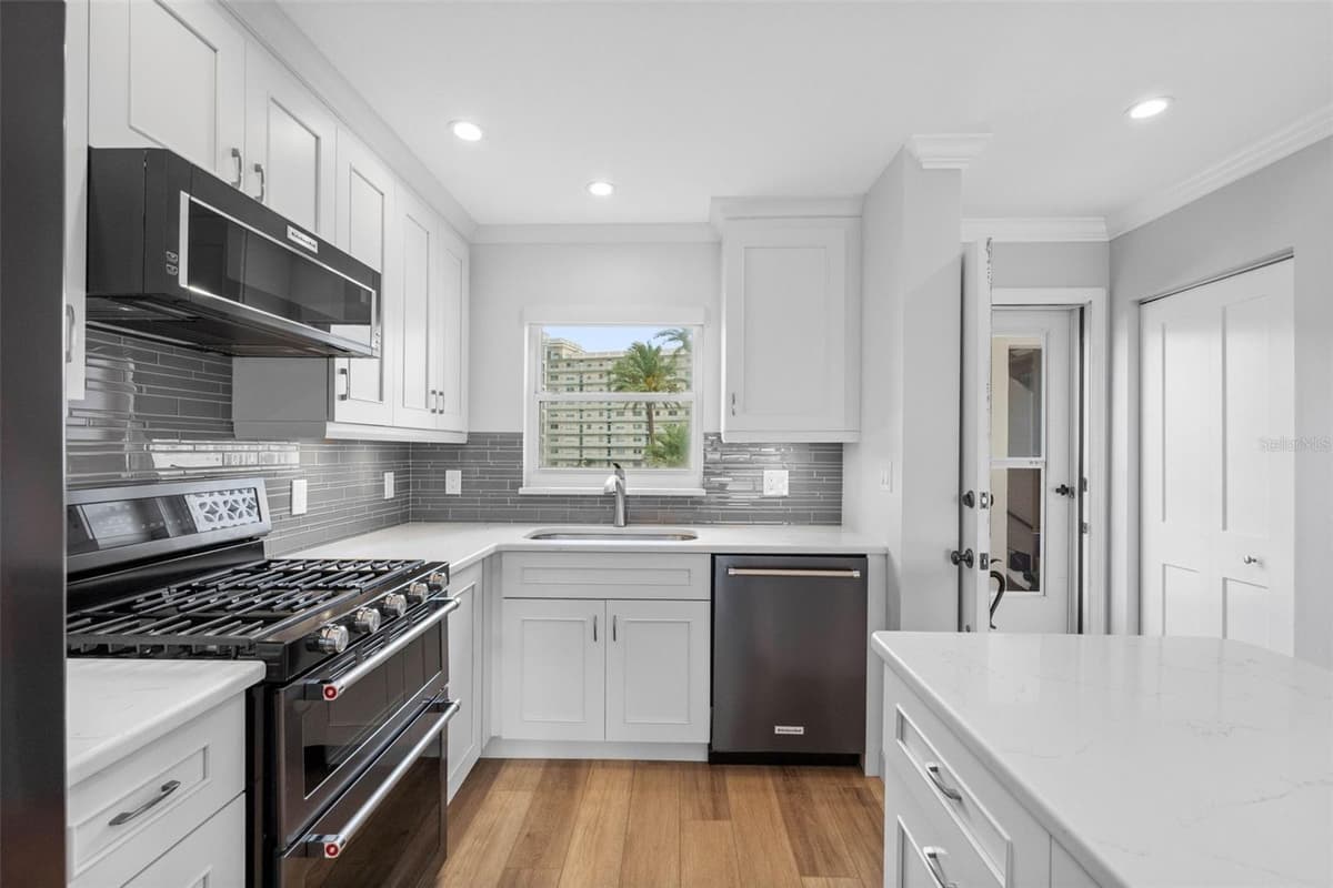 6075 SHORE BOULEVARD — photo 14 of 80