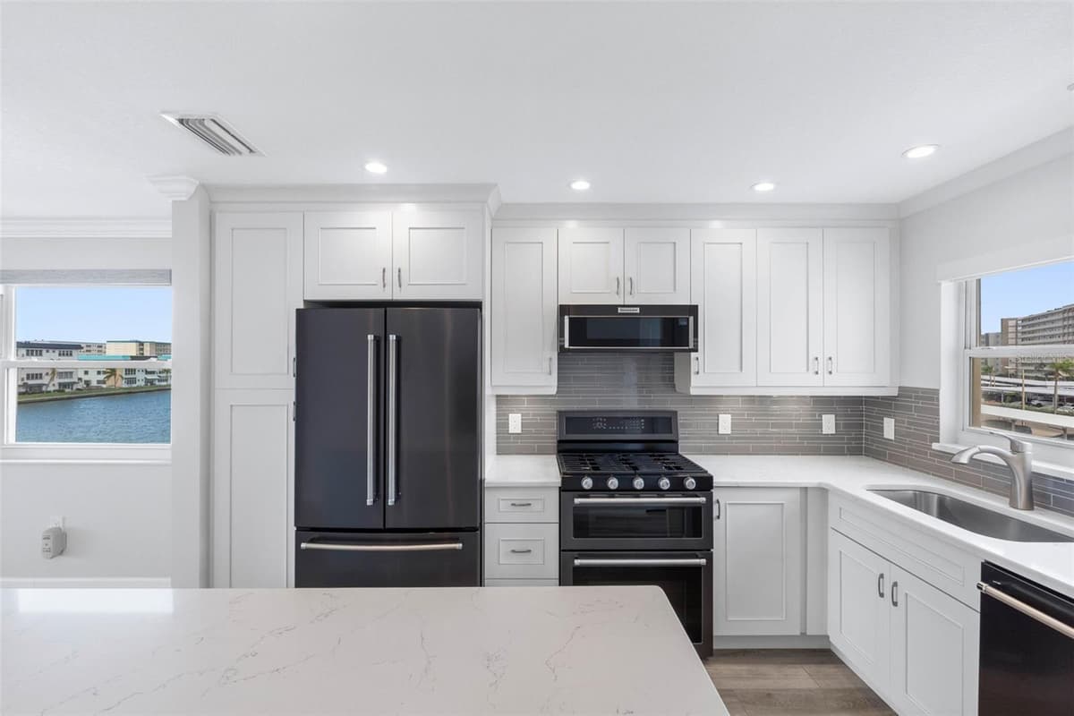 6075 SHORE BOULEVARD — photo 11 of 80