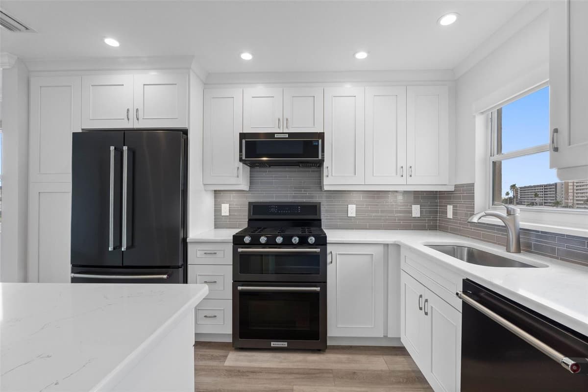 6075 SHORE BOULEVARD — photo 12 of 80