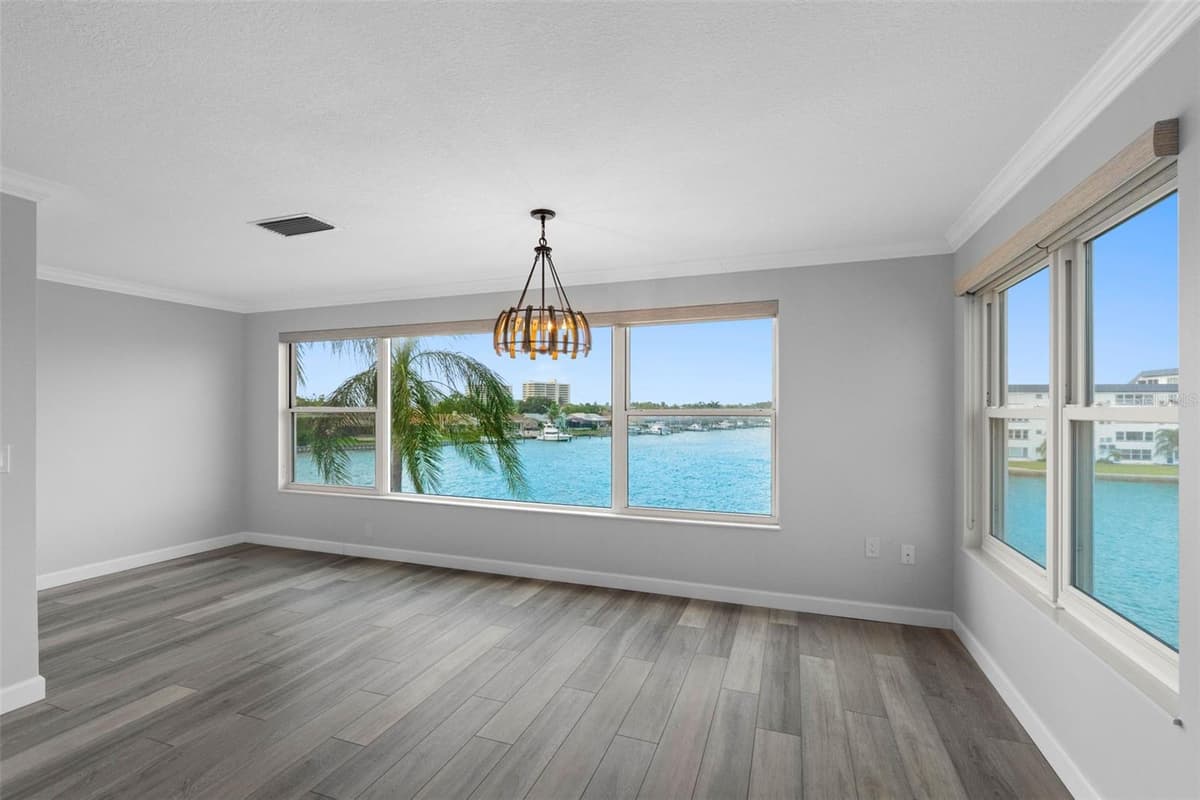 6075 SHORE BOULEVARD — photo 4 of 80