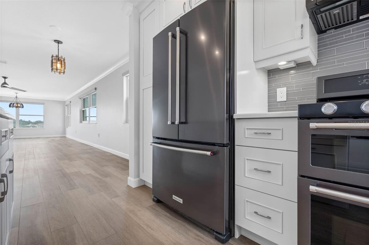 6075 SHORE BOULEVARD — photo 17 of 80