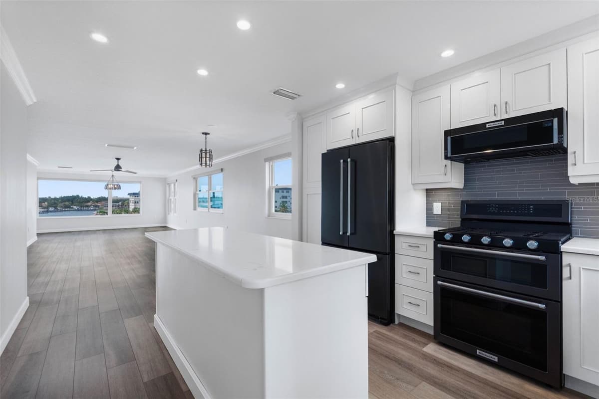 6075 SHORE BOULEVARD — photo 15 of 80
