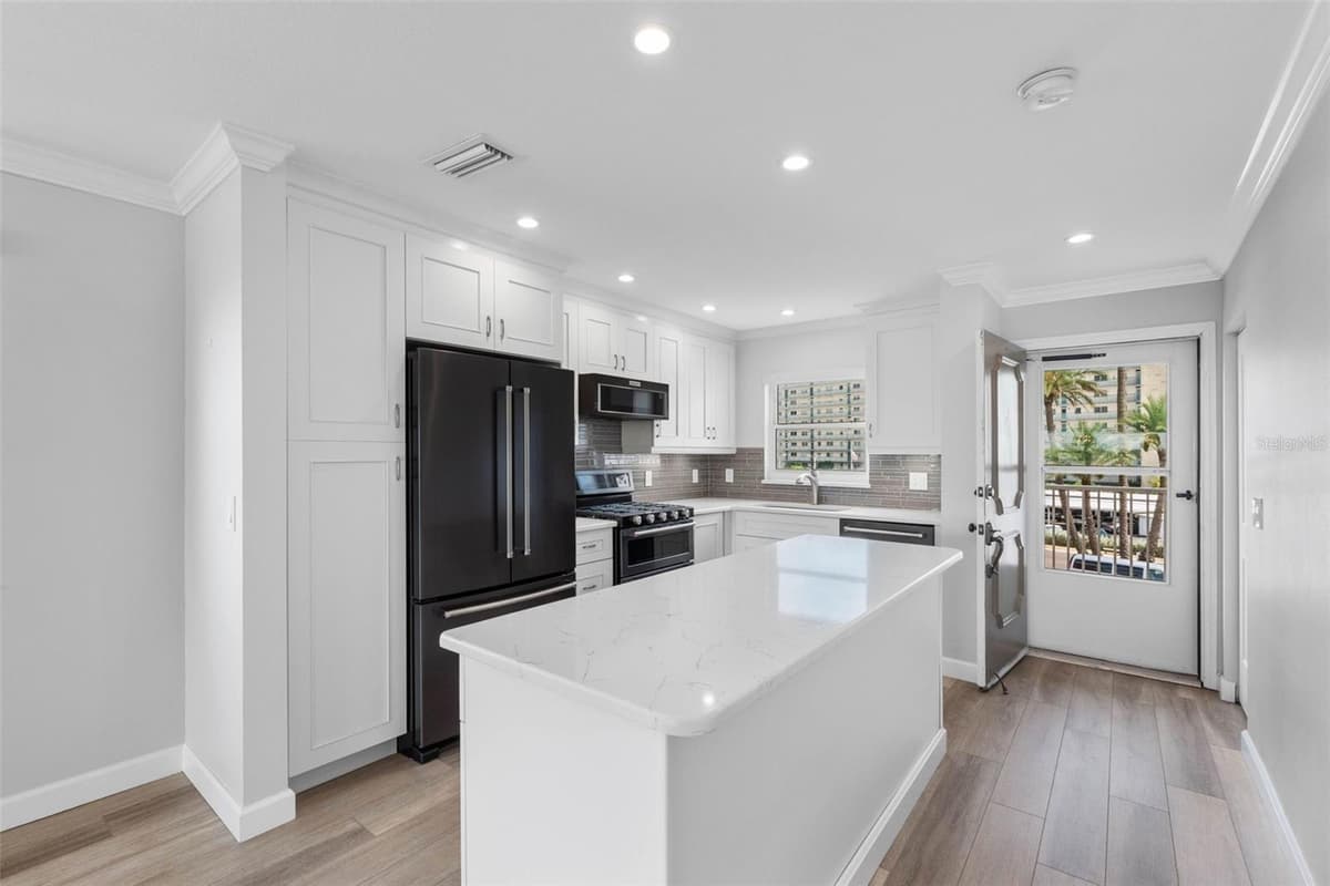 6075 SHORE BOULEVARD — photo 13 of 80
