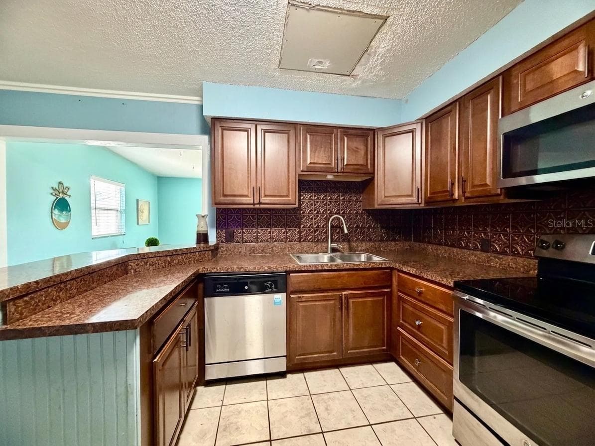 4263 WELDON AVENUE — photo 8 of 21