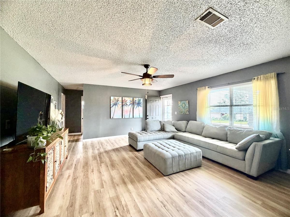4263 WELDON AVENUE — photo 4 of 21