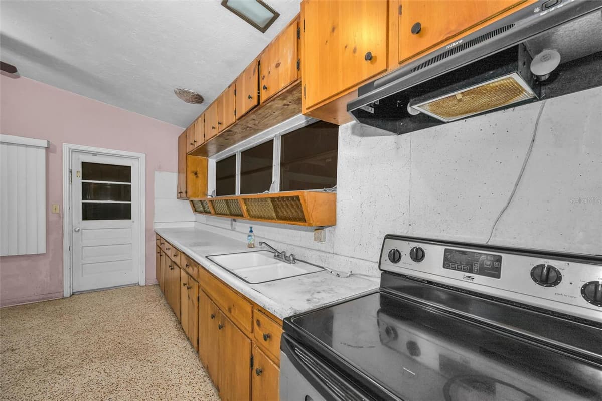 509 BROXBURN AVENUE — photo 13 of 35