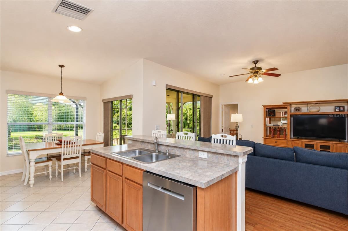 6209 GANNETDALE DRIVE — photo 11 of 38