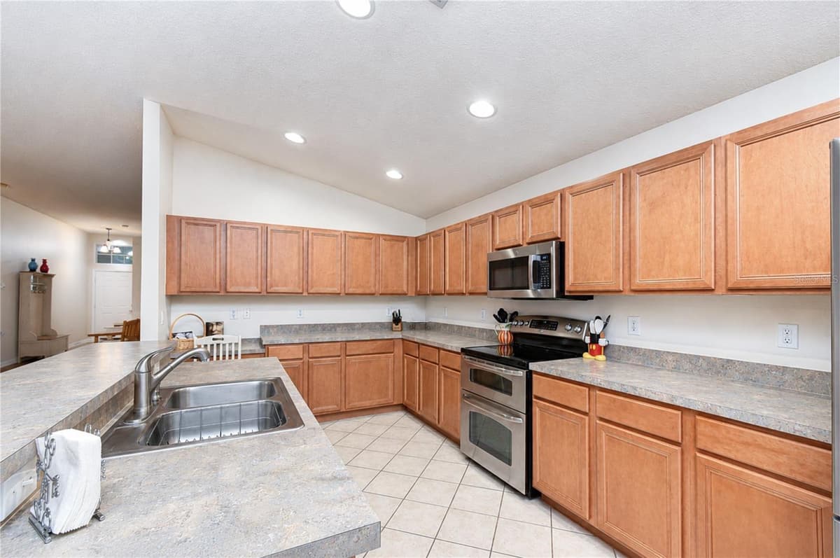 6209 GANNETDALE DRIVE — photo 10 of 38