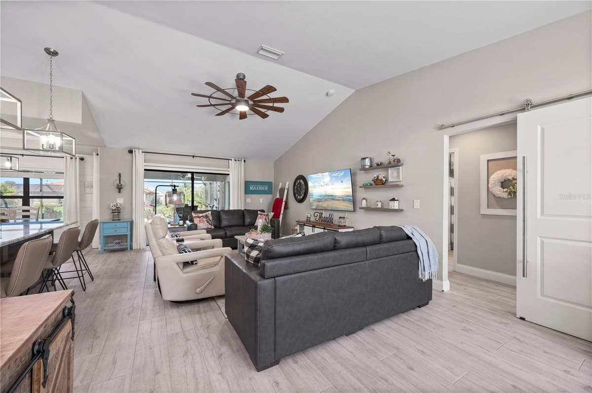 429 LONDRINA DRIVE — photo 10 of 46
