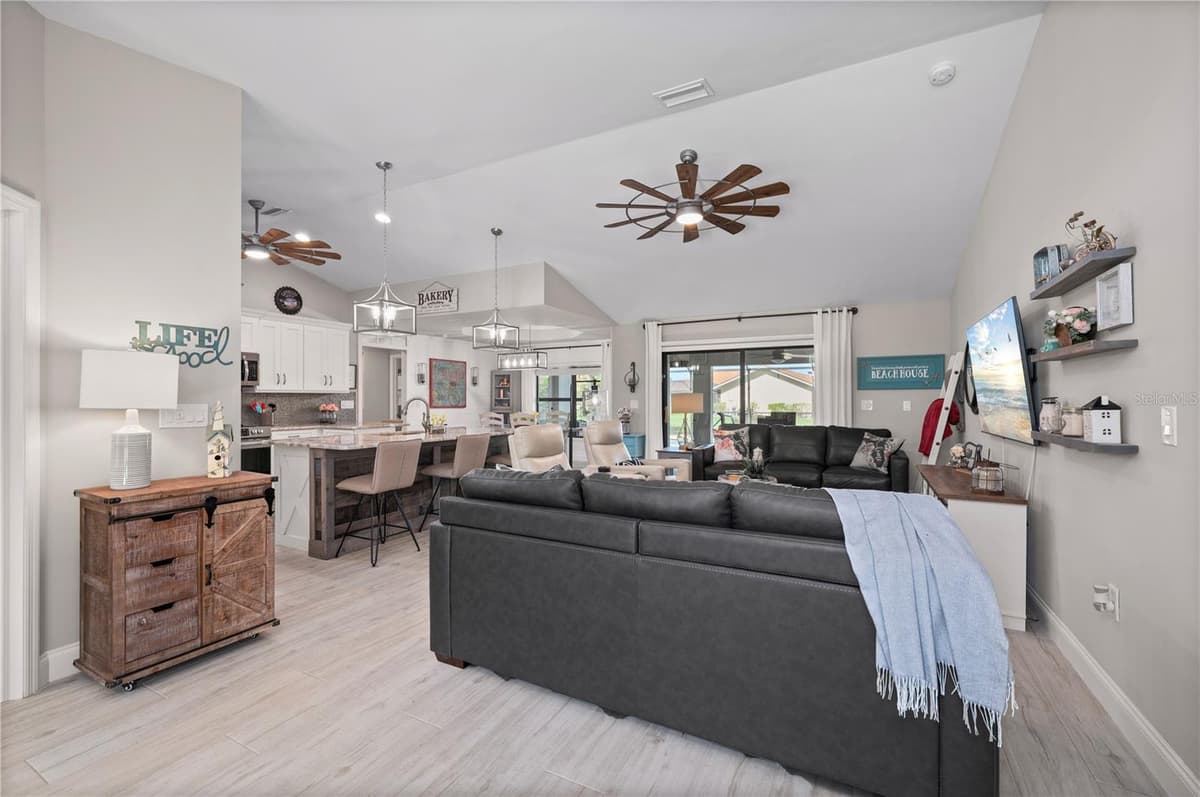 429 LONDRINA DRIVE — photo 9 of 46
