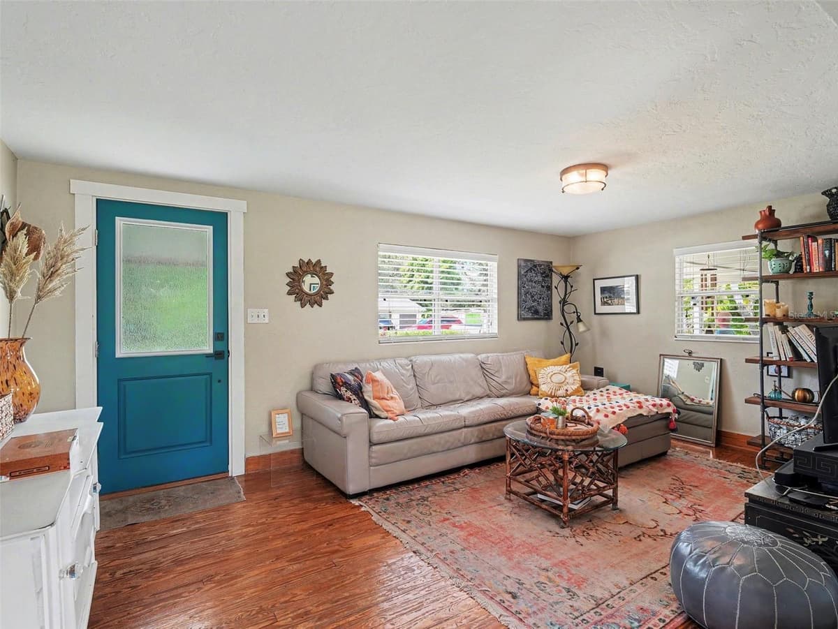3035 HILLVIEW STREET — photo 4 of 11