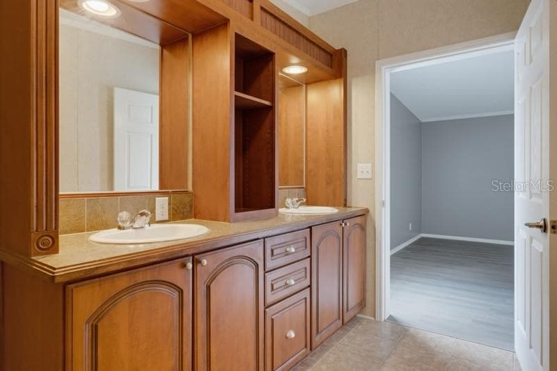 2516 MOBILAIRE DRIVE — photo 22 of 58